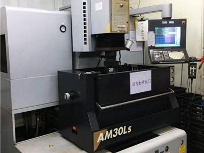 世邦塑膠-鏡面火花機